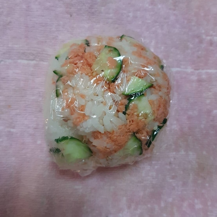 きゅうり鮭フレーク白ごまおにぎり